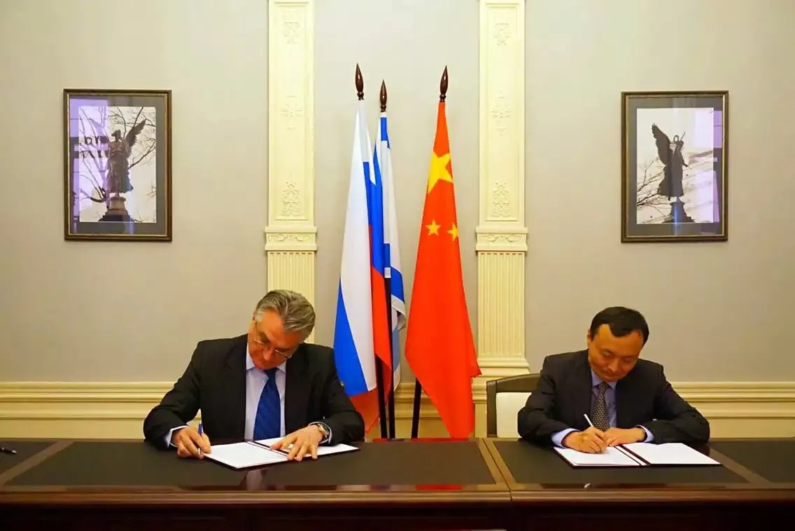 Signing a trilateral agreement