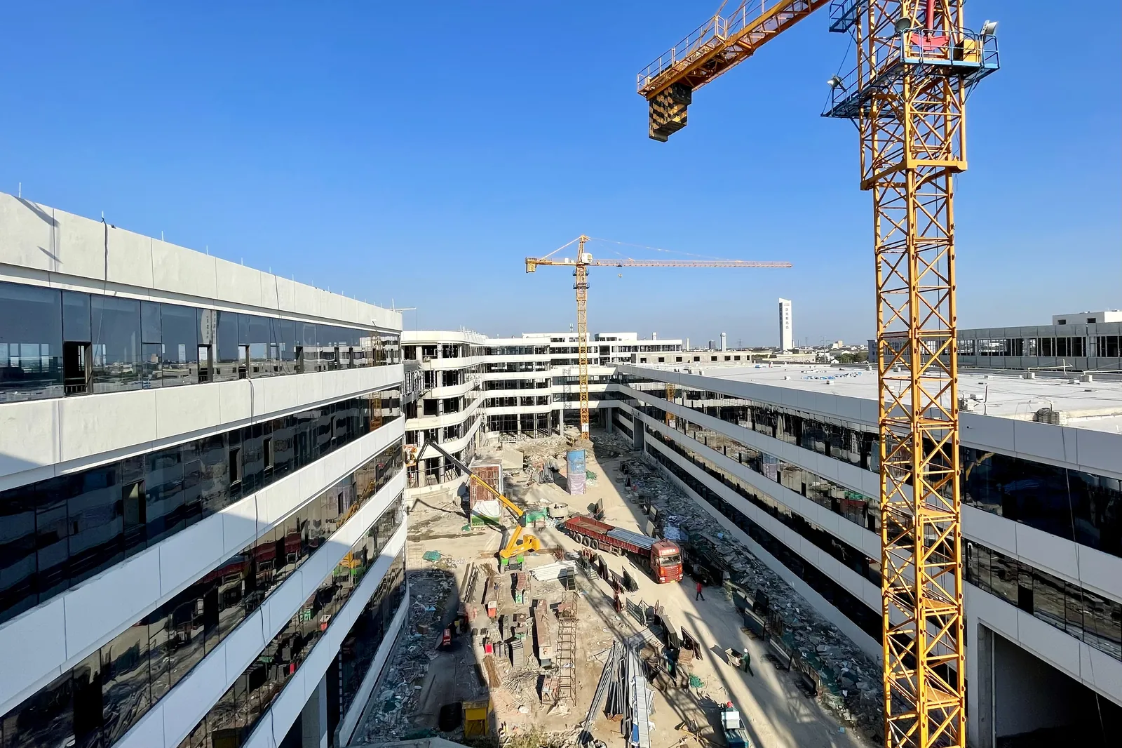 Construction between the buildings